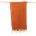 Jeté de lit terracotta en coton avec pompons – 246x126 cm