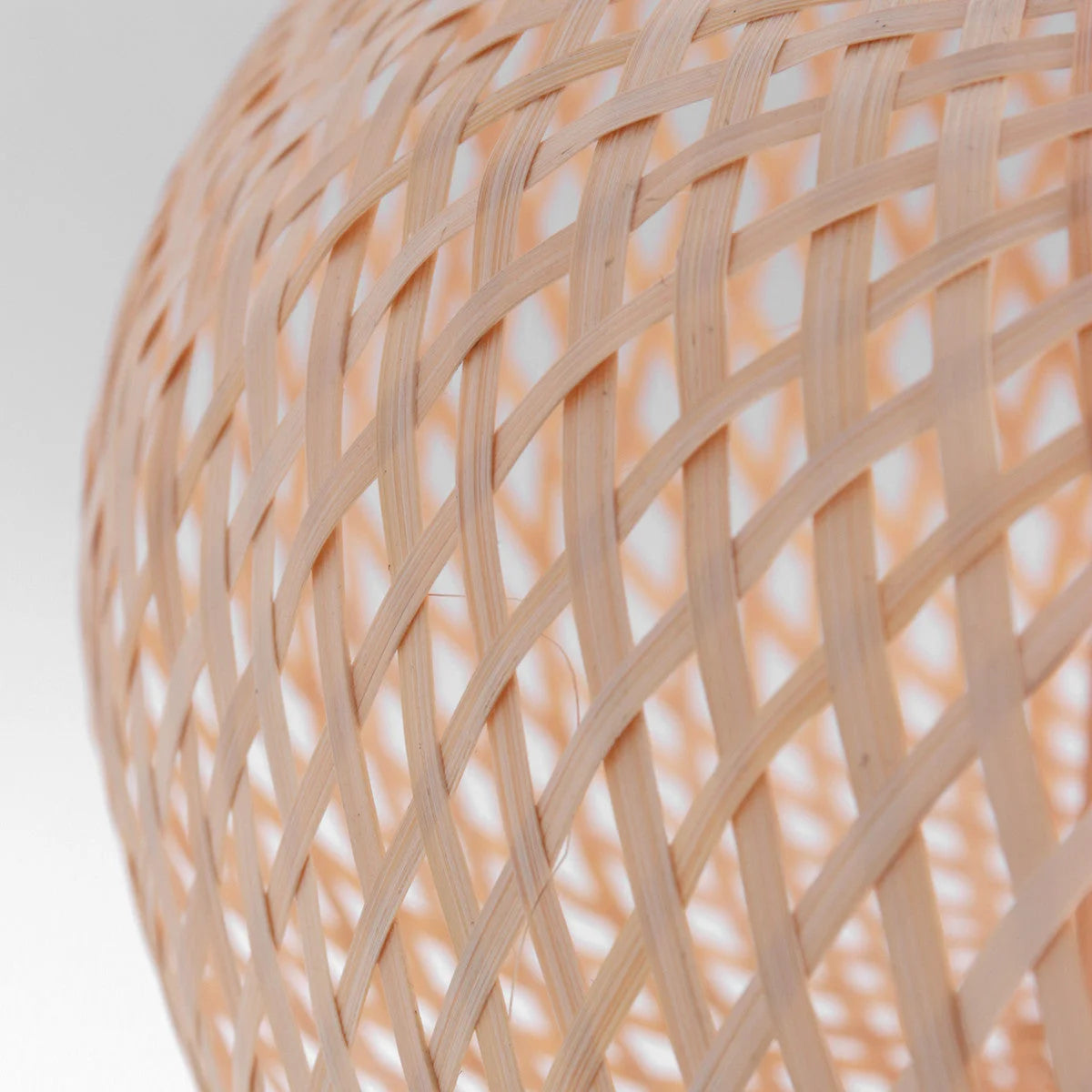 Abat-jour en rotin ajouré naturel sur lampadaire arc en métal noir H240 cm