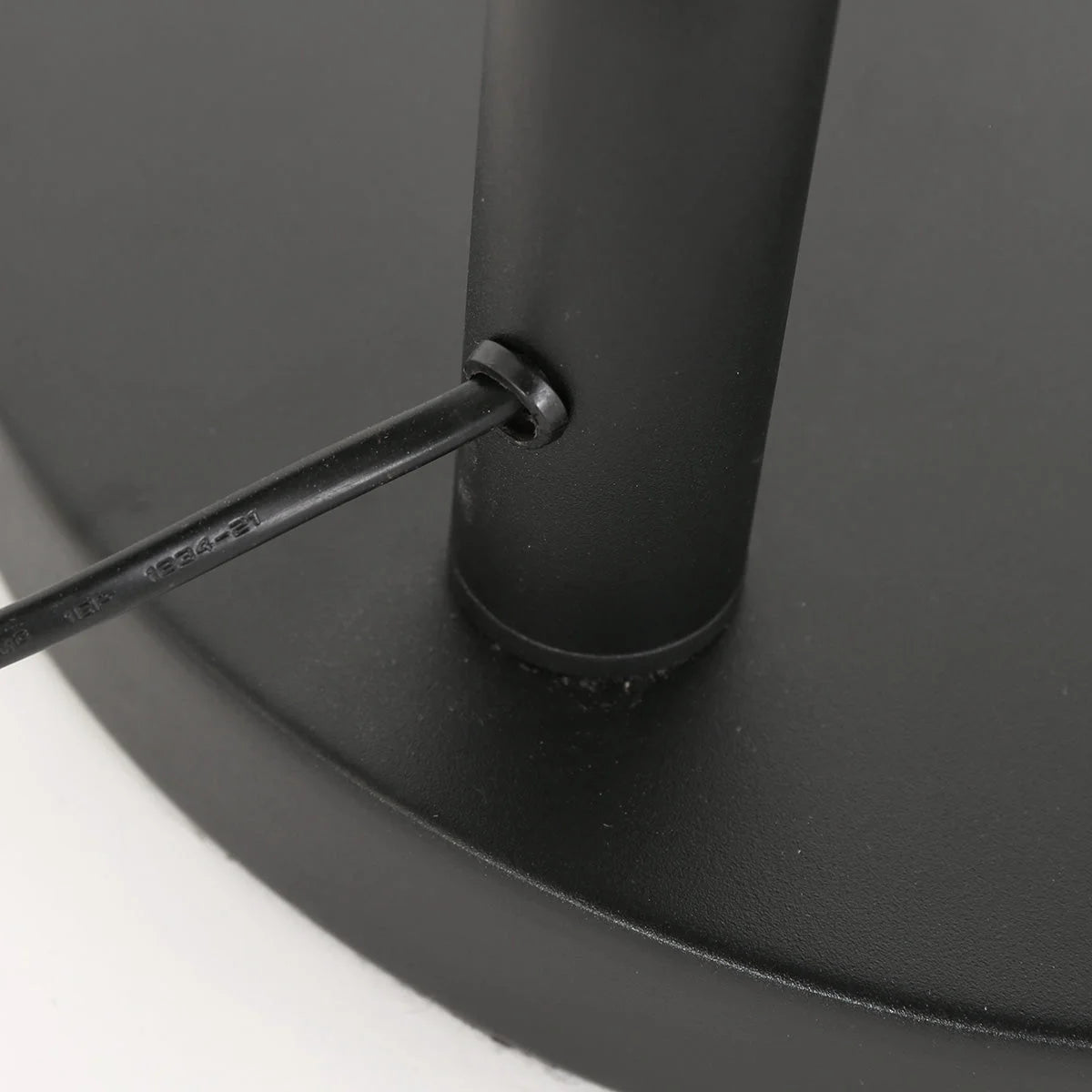 Base cylindrique noire mate de lampe arqué 3 bras, cordon d’alimentation