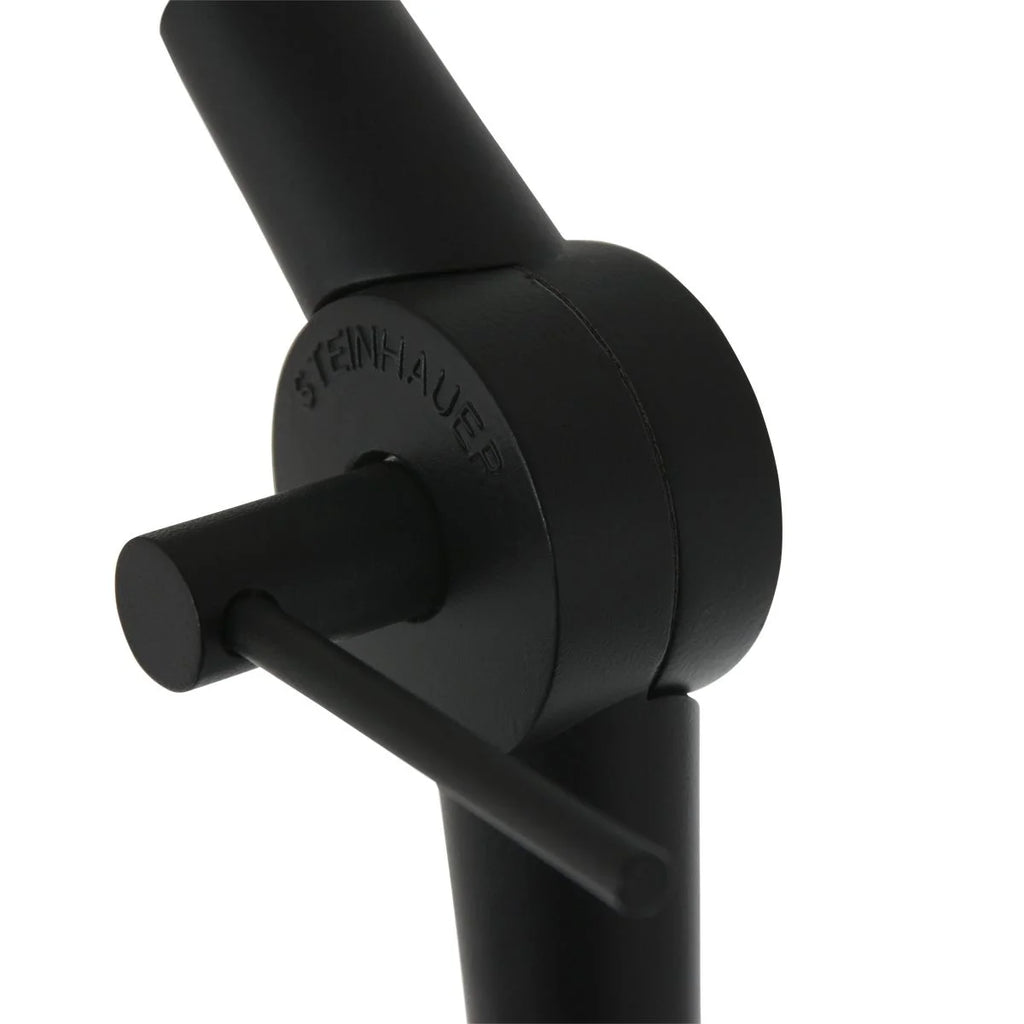Joint d’angle réglable pour lampe en métal noir avec abat-jour tressé ajouré