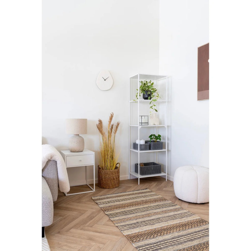Étagère minimaliste blanche avec paniers gris sur lampe céramique texturée H46 cm