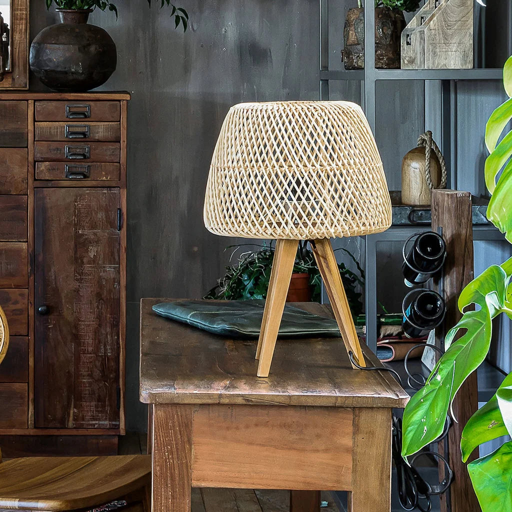 Lampe à poser en rotin naturel ajouré sur trépied bois Ø29 cm
