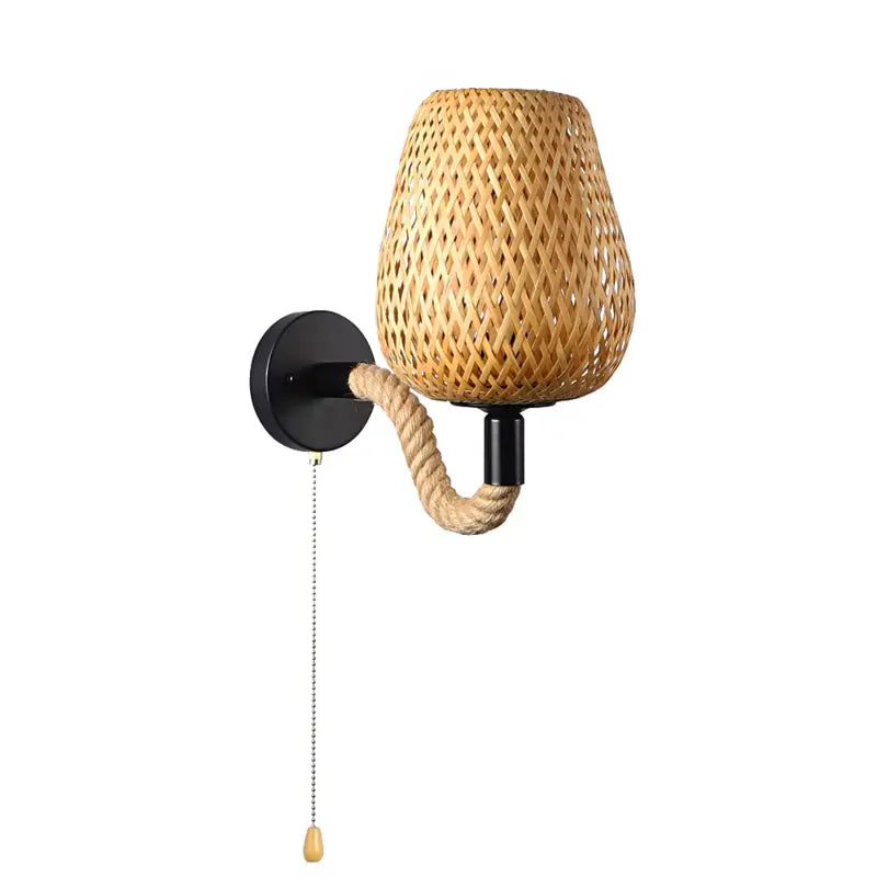 Lampe murale rétro en bambou sur fond blanc.