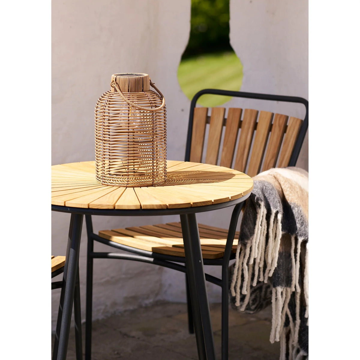 Lampe solaire en rotin marron ajouré avec anse et couvercle en bois H30,5 cm
