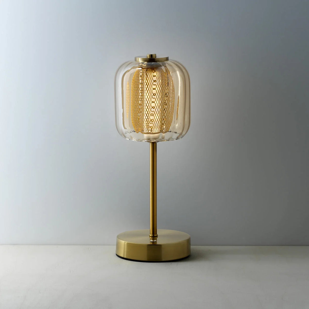 Lampe de table en laiton brossé et verre ambré nervuré H32 cm
