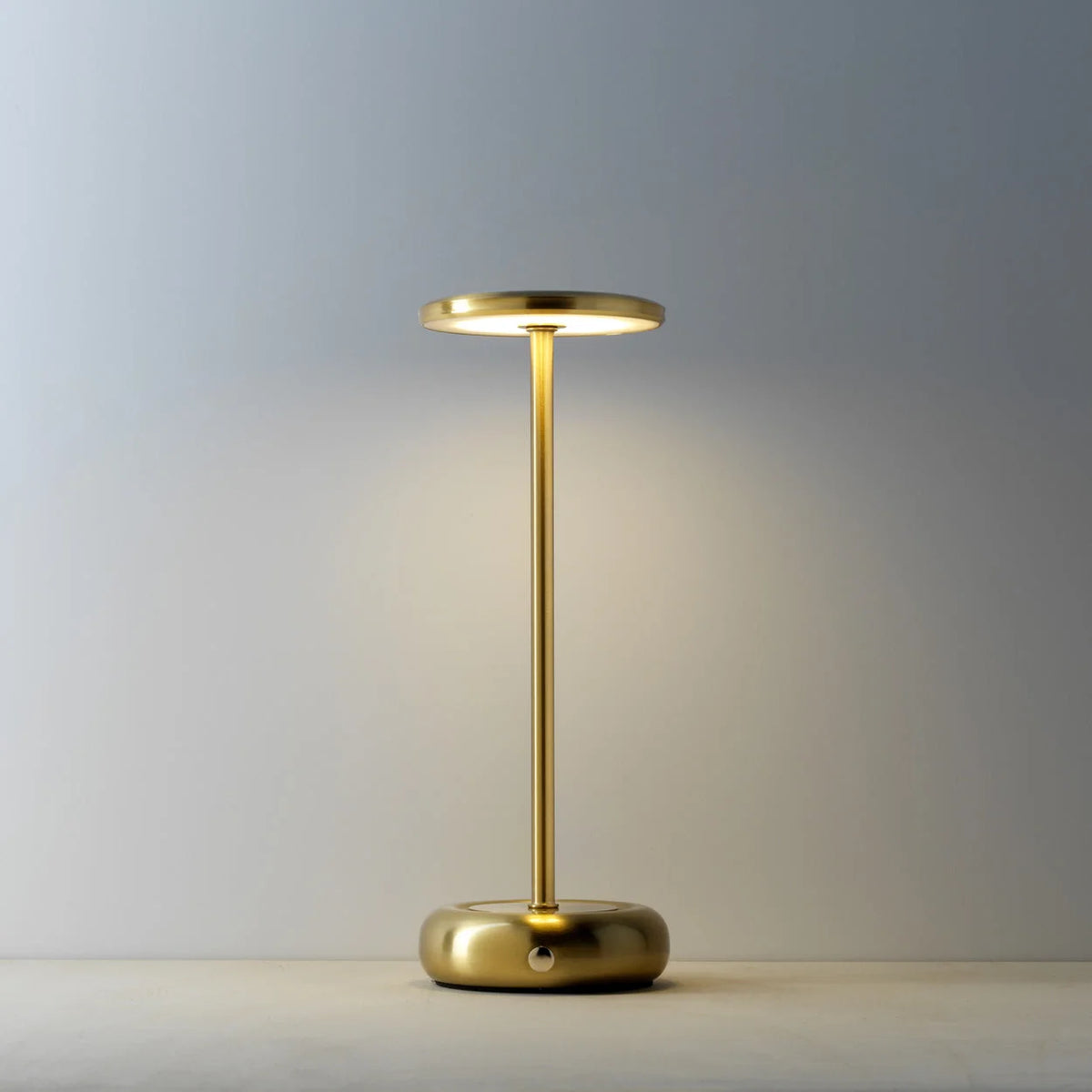 Lampe de table minimaliste en métal laiton doré, tige cylindrique et base ronde, H27 cm