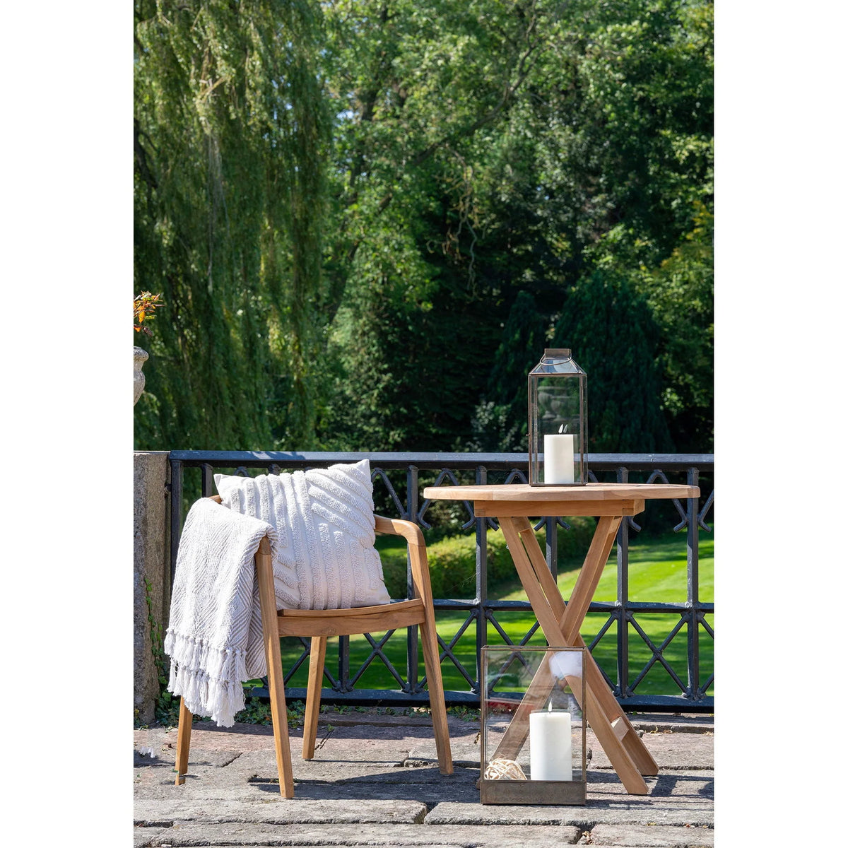 Table pliante en bois clair avec lanternes en métal doré vieilli H35 cm