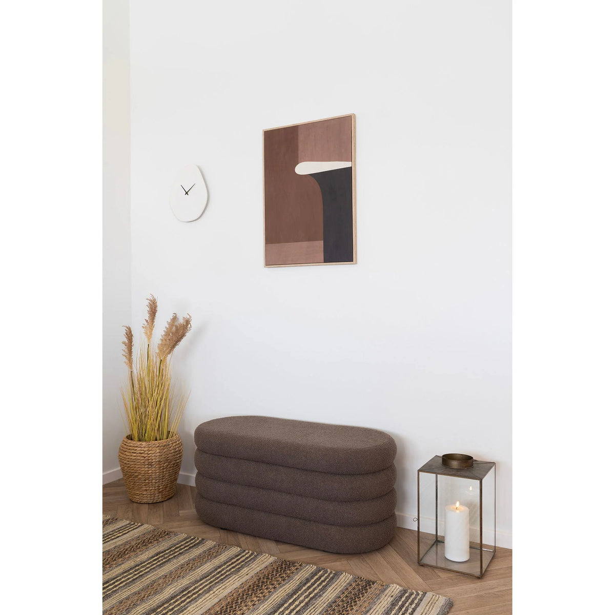 Banc rembourré marron à crêtes horizontales superposées