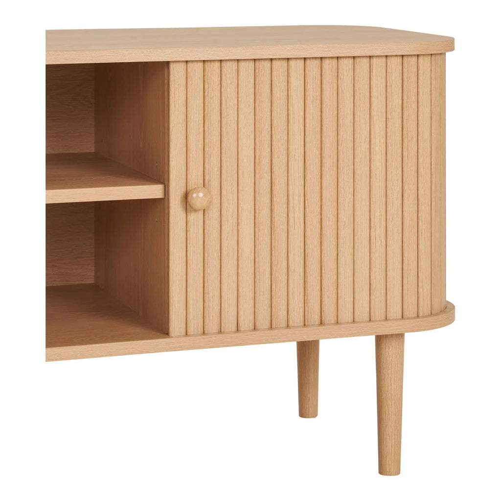 Meuble TV en bois clair à rainures verticales et pieds fins, 113x40 cm
