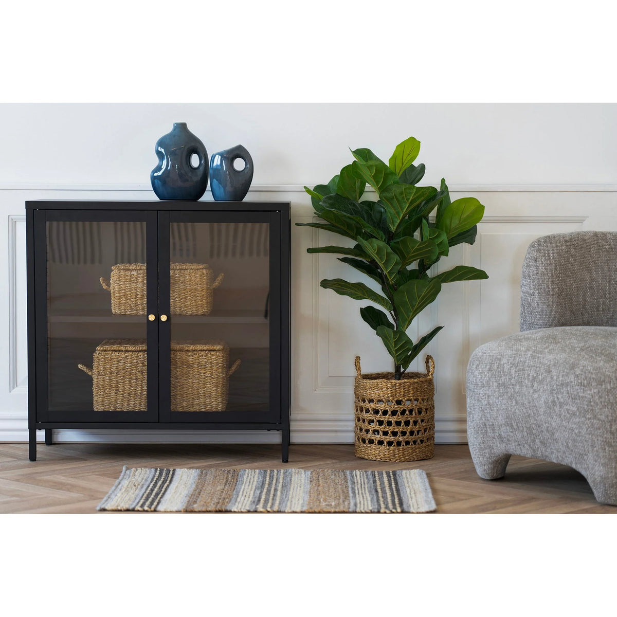 Meuble vitrine métal noir verre poignées dorées 80x35 cm avec paniers osier