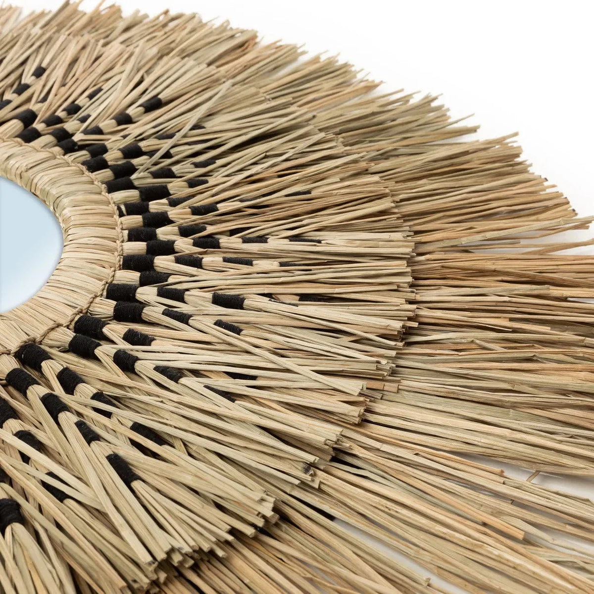 Miroir rond avec cadre soleil en fibre noire et décoration en herbe et coton