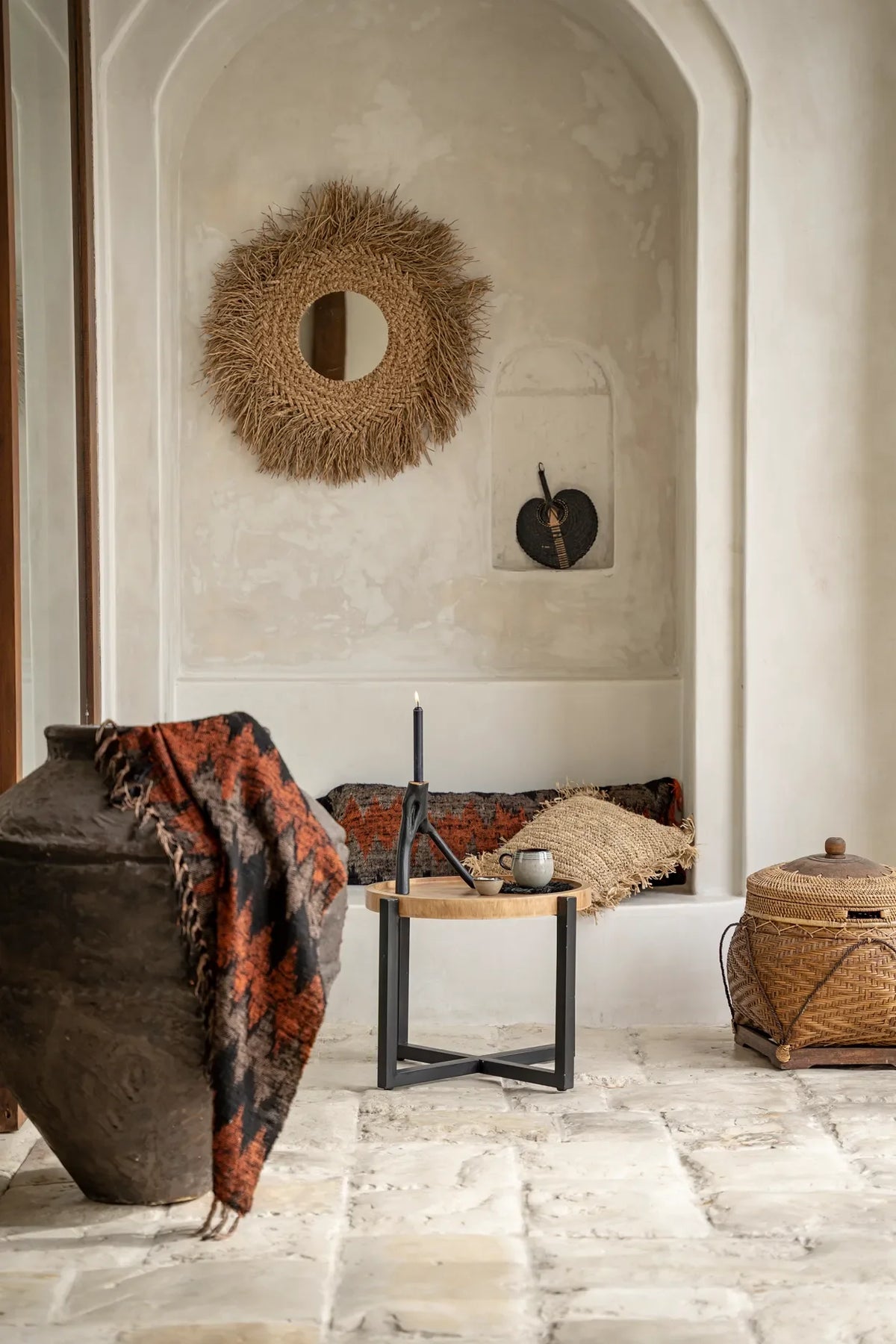 Miroir rond mural en jacinthe d’eau naturelle avec franges dans un intérieur bohème avec niche