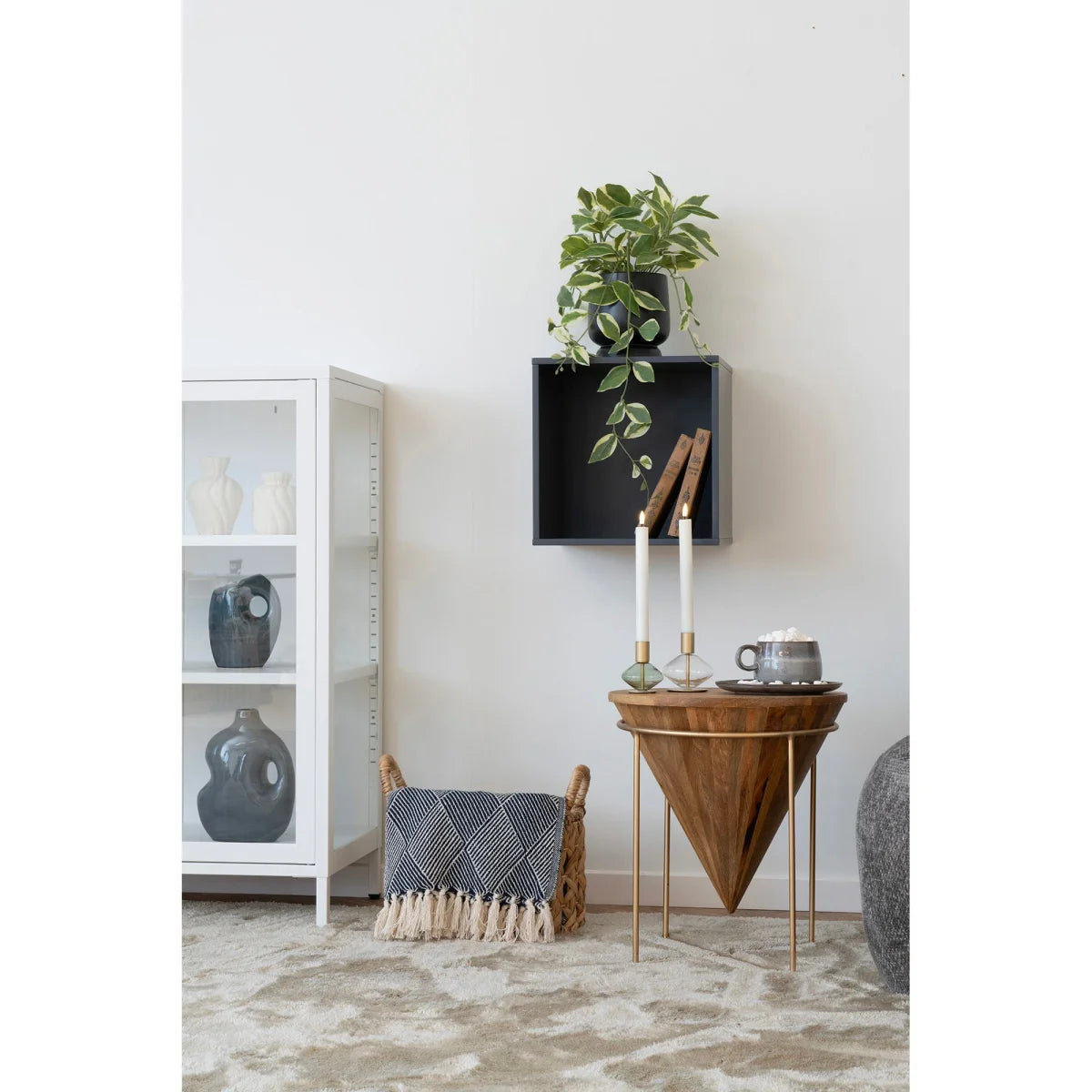 Table basse conique en bois avec pieds métalliques dorés et paniers en jacinthe d’eau