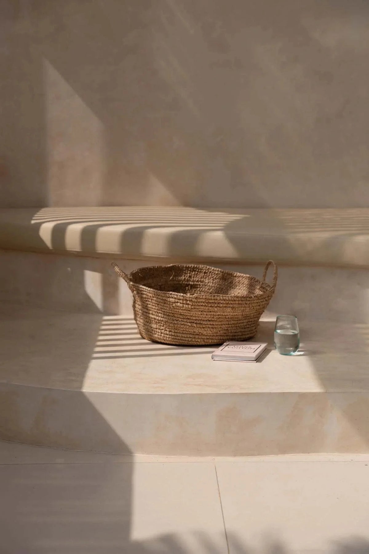 Panier rond en raphia naturel avec poignées intégrées
