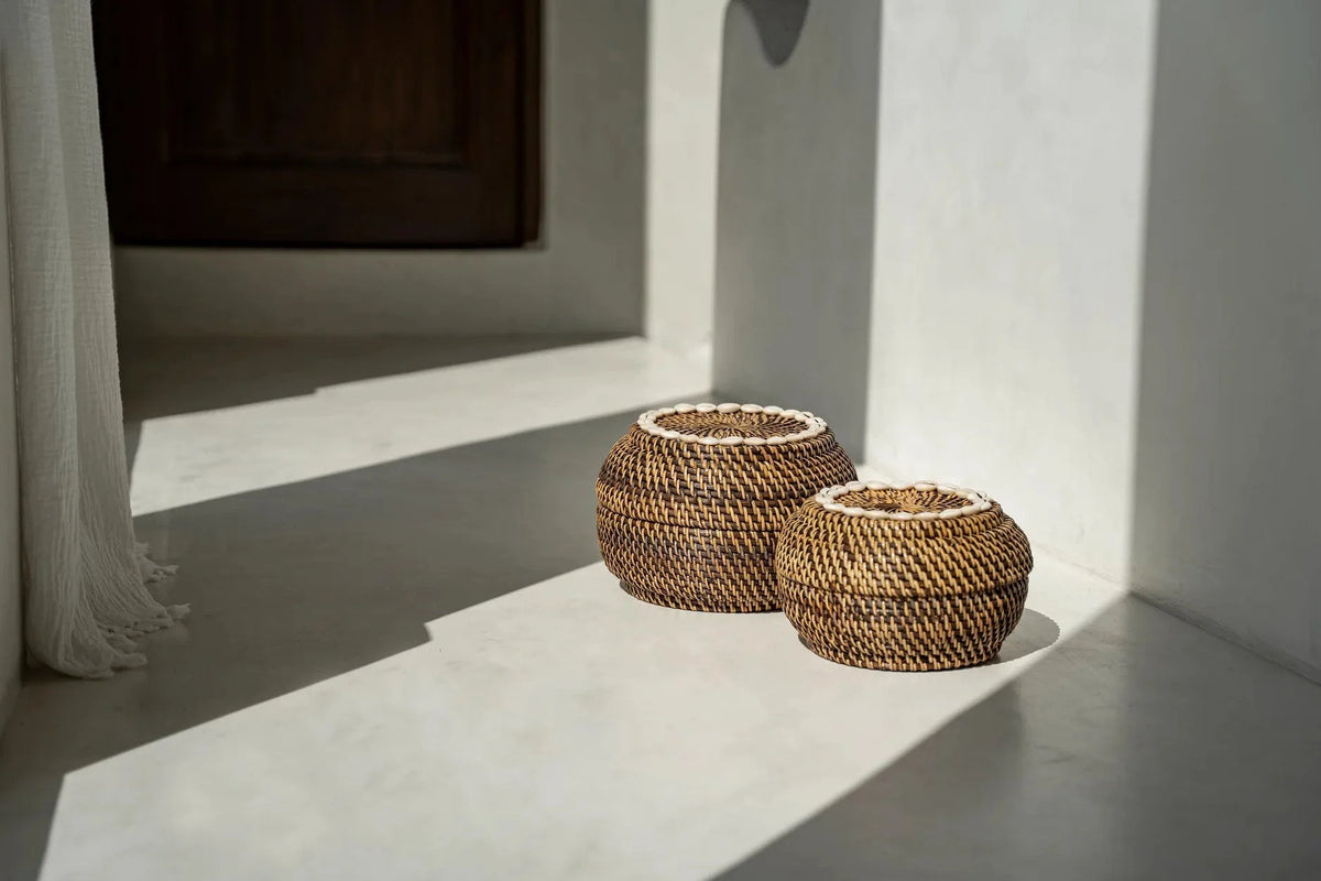 Panier en rotin foncé avec coquillages cauris 23 cm