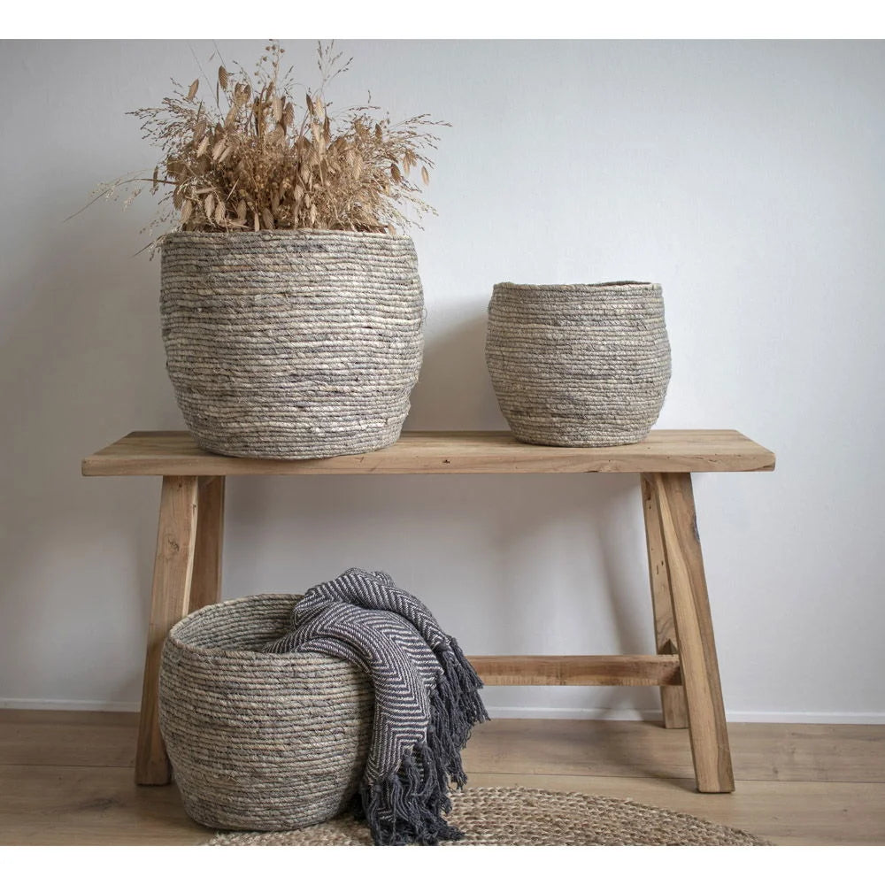 Lot de 3 paniers ronds en feuilles de maïs gris chiné tressé, beige et gris, rayures horizontales texturées