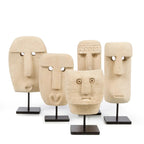 Sculptures abstraites en grès beige sur supports noirs, Pierre de Sumba à main