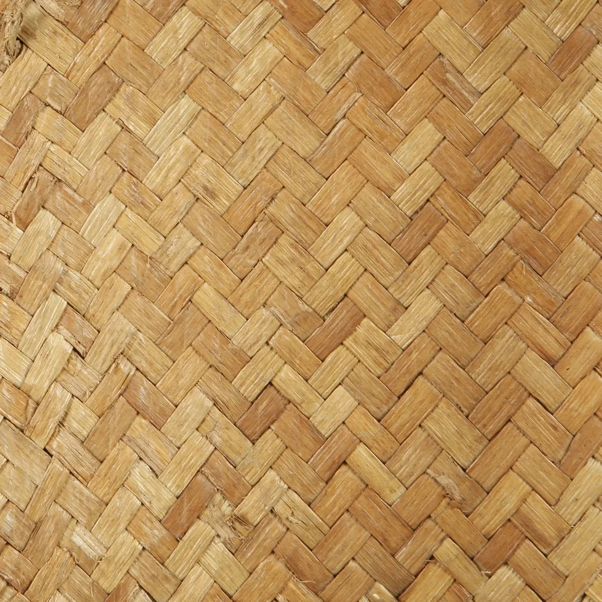 Tapis en fibres naturelles en motif chevrons sur socle noir pour décoration tribale
