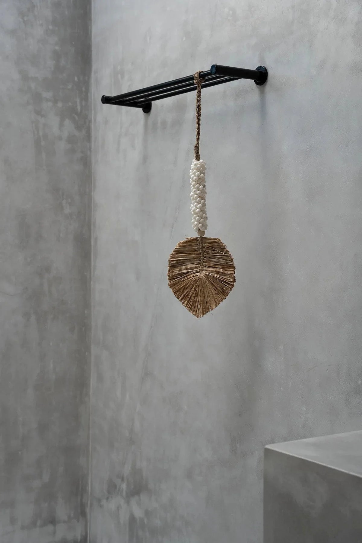 Pompon décoratif en raphia et coquillages – Blanc naturel