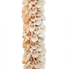 Pompon mural avec coquillages crème en spirale et coton écru rose