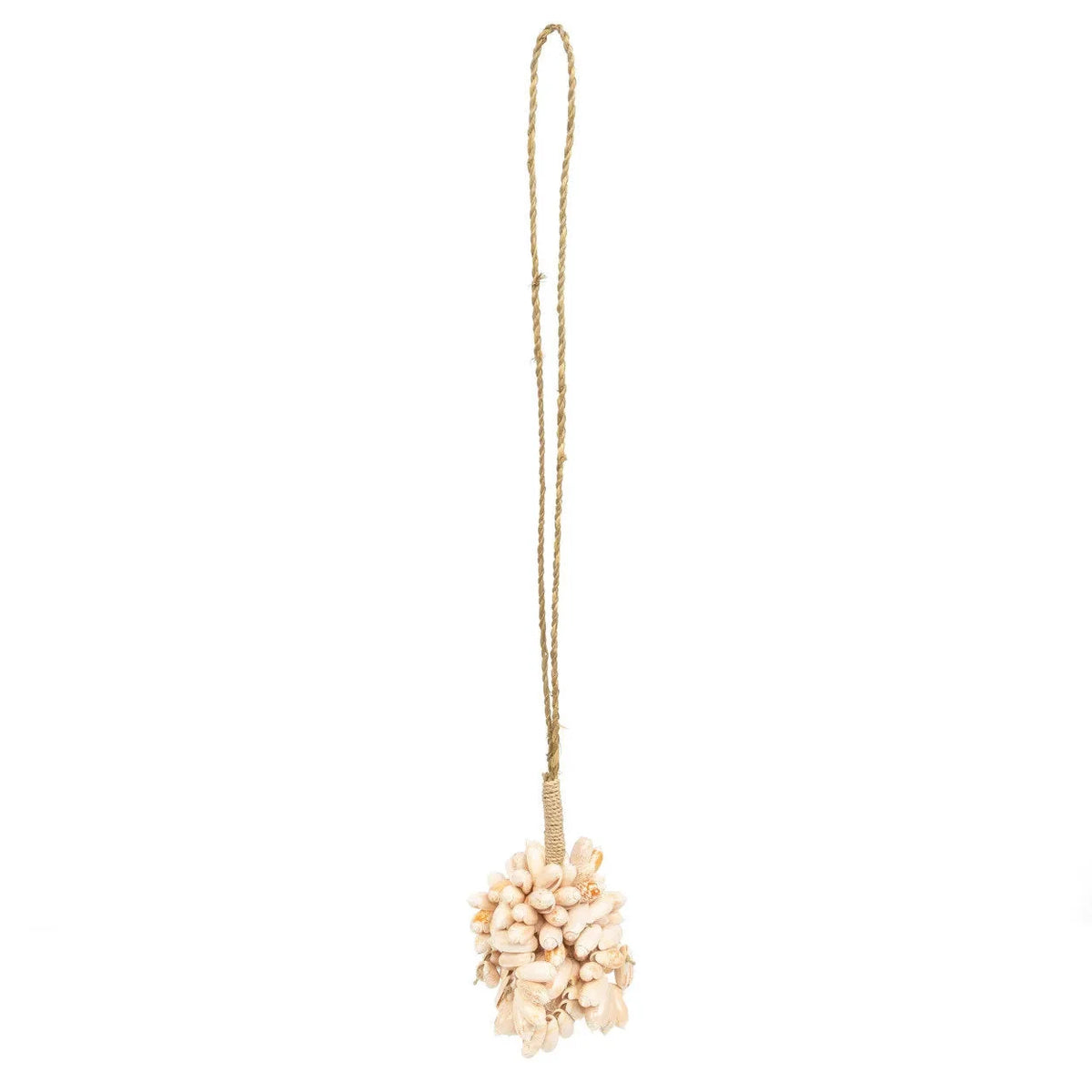 Mural pompon en coquillages crème naturels, rose et corde végétale