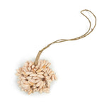 Pompon mural en coquillages naturels rose et corde végétale beige à glands