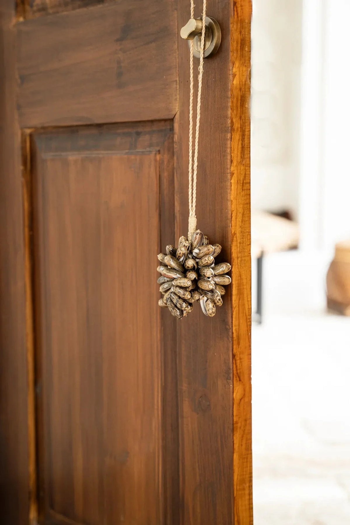 Ornement en coquillages naturels marron suspendu au bouton de porte pour décoration intérieure