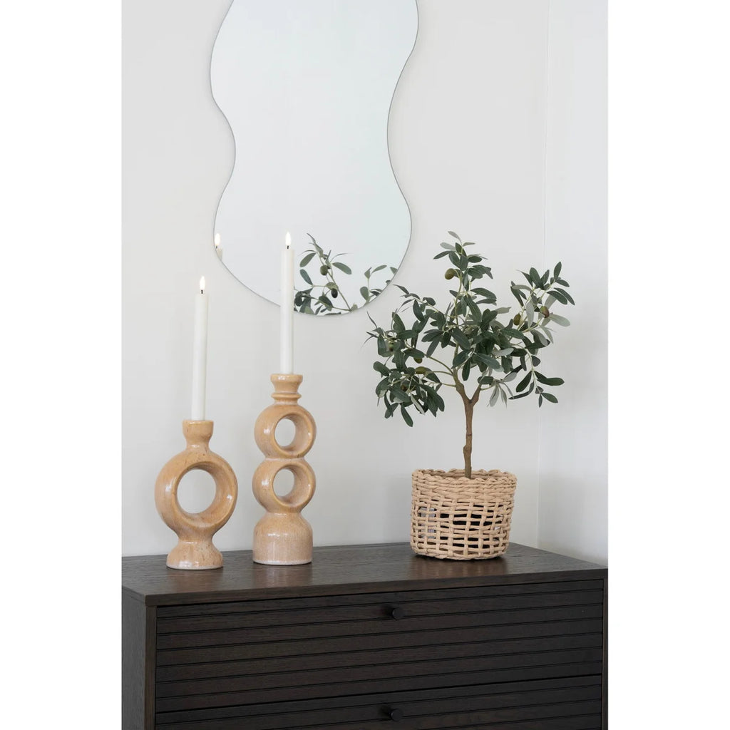 Deux porte-bougies en céramique beige de 23 cm avec bougies blanches