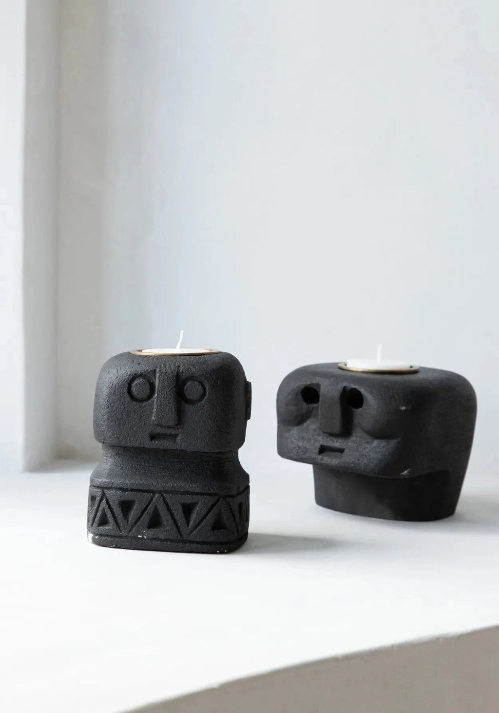 Porte-bougie en grès noir sculpté visage stylisé avec deux supports tête géométrique