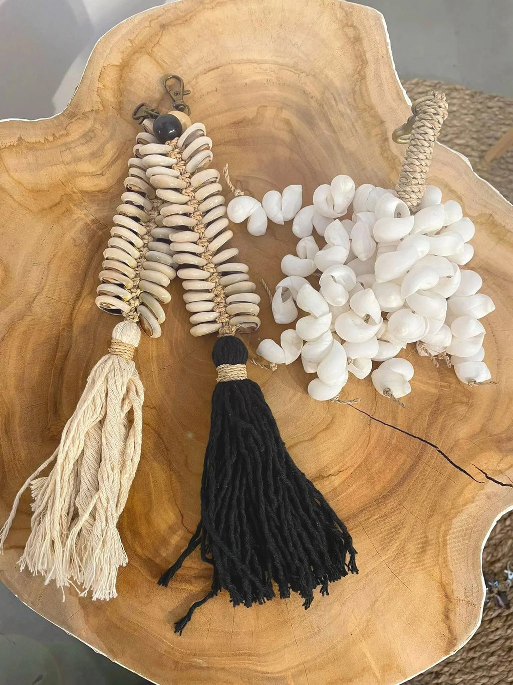 Porte-clés décoratif en macramé crème avec coquillages et pompon coton