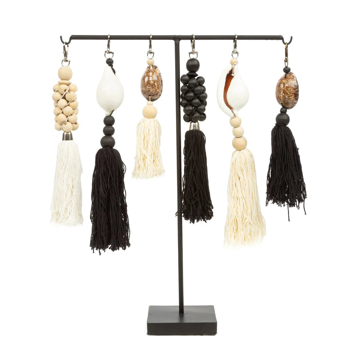 Six porte-clés pompons artisanaux en perles de bois noir, tons naturels