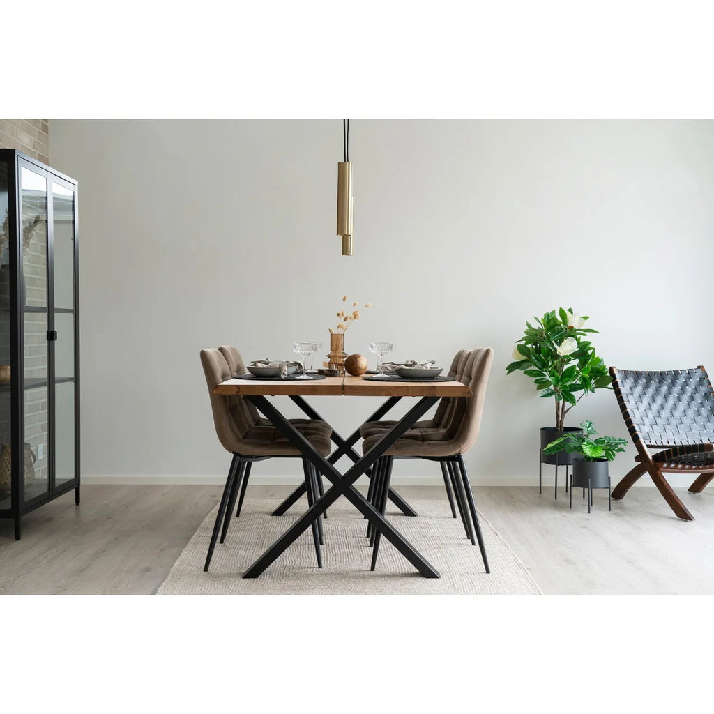 Table basse moderne en bois clair et pieds métalliques noirs en X