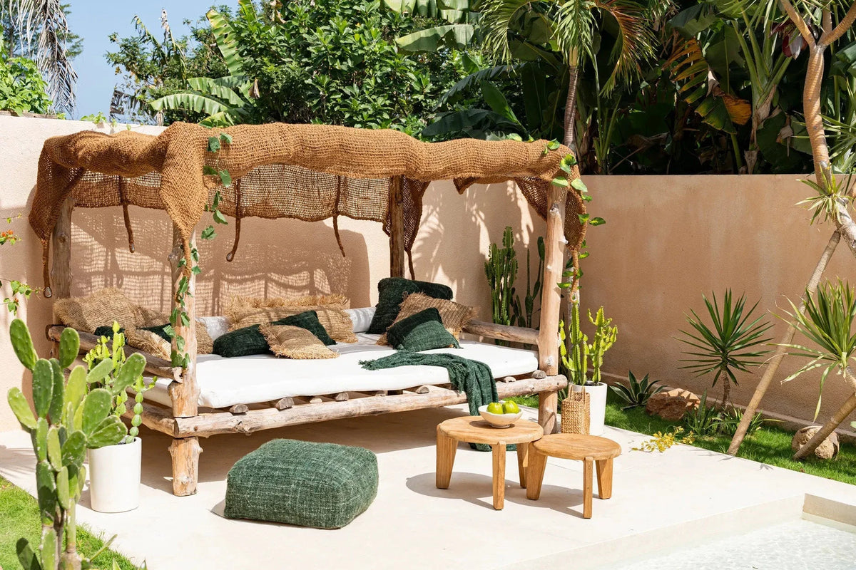 Daybed rustique en bois avec canopy en fibre naturelle et coussins vert forêt
