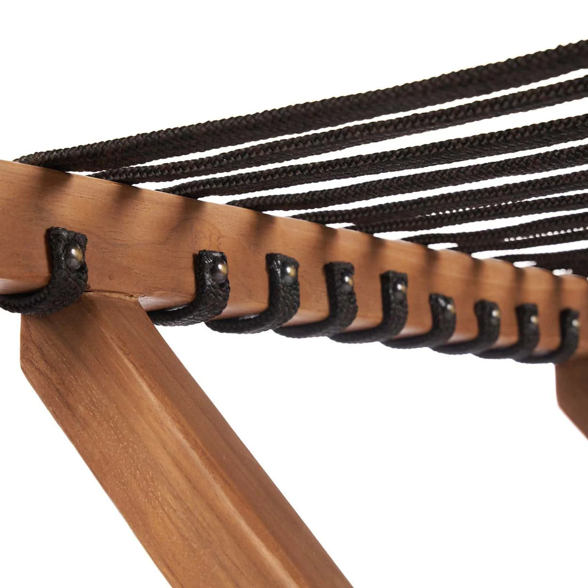 Pergola en bois avec canopy en corde noire pour espace extérieur élégant