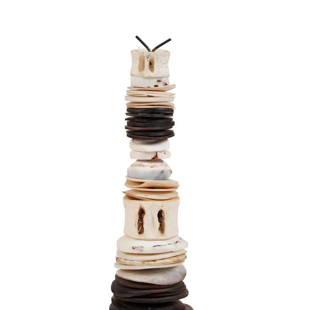 Tour totem sculpté en coquillages noir et blanc sur socle