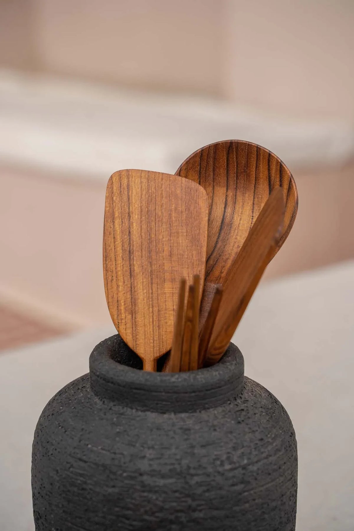 Ustensiles de cuisine en bois dans un vase noir pour spatule en racine de teck