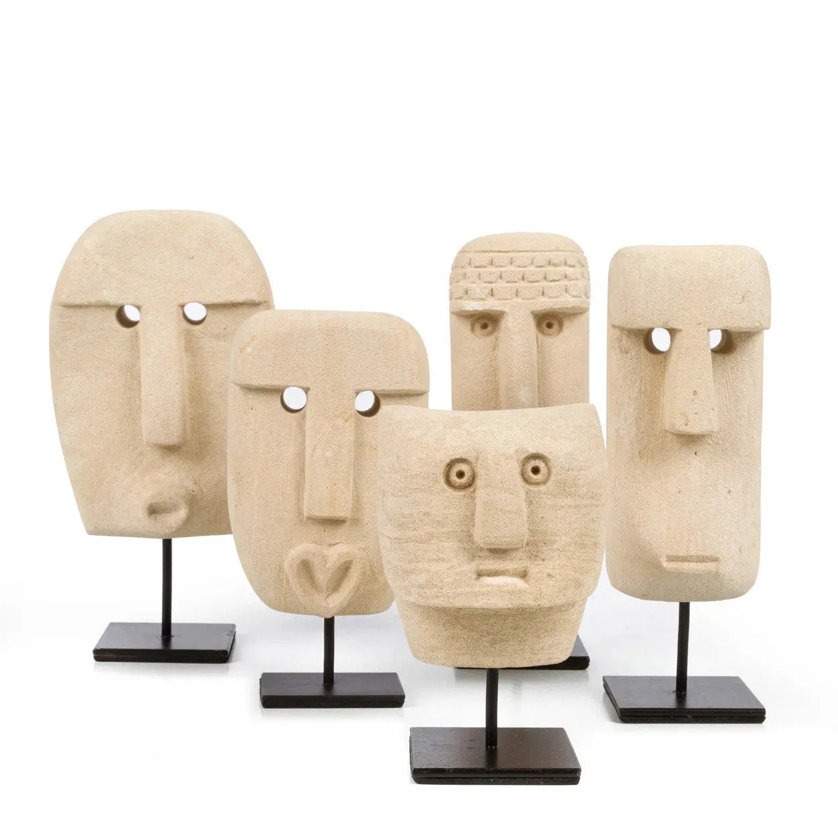 Statues en grès Sumba visage sculpté beige, sculptures tribales abstraites sur support noir