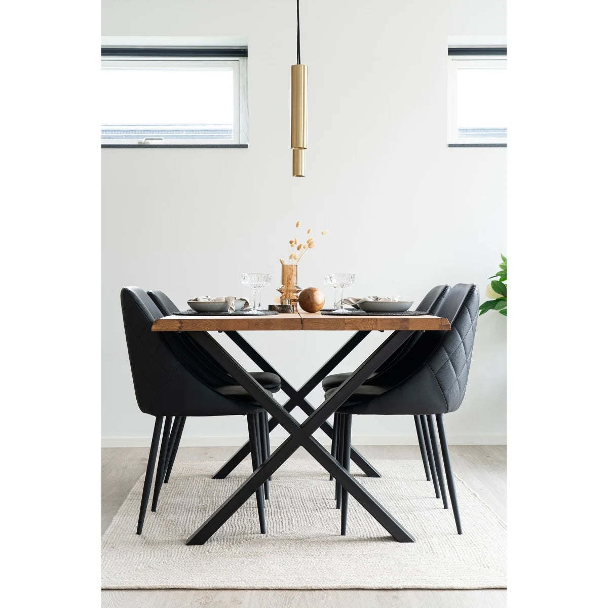 Chaises de salle à manger en cuir noir matelassé avec pieds en métal