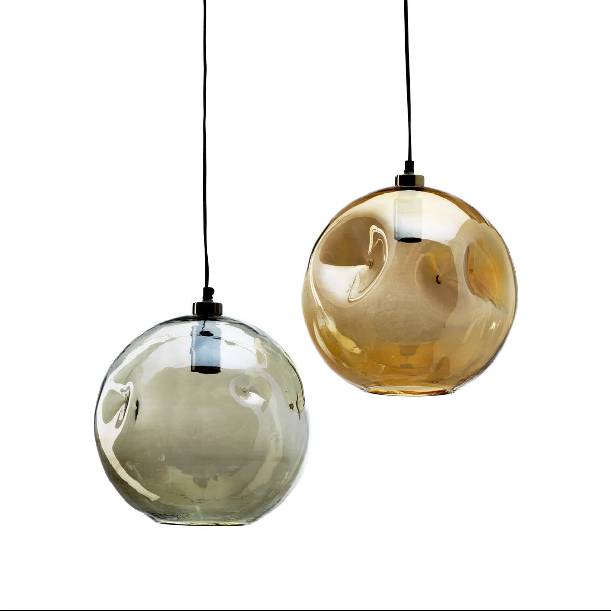 Deux suspensions globes en verre ambré soufflé main Ø29 cm