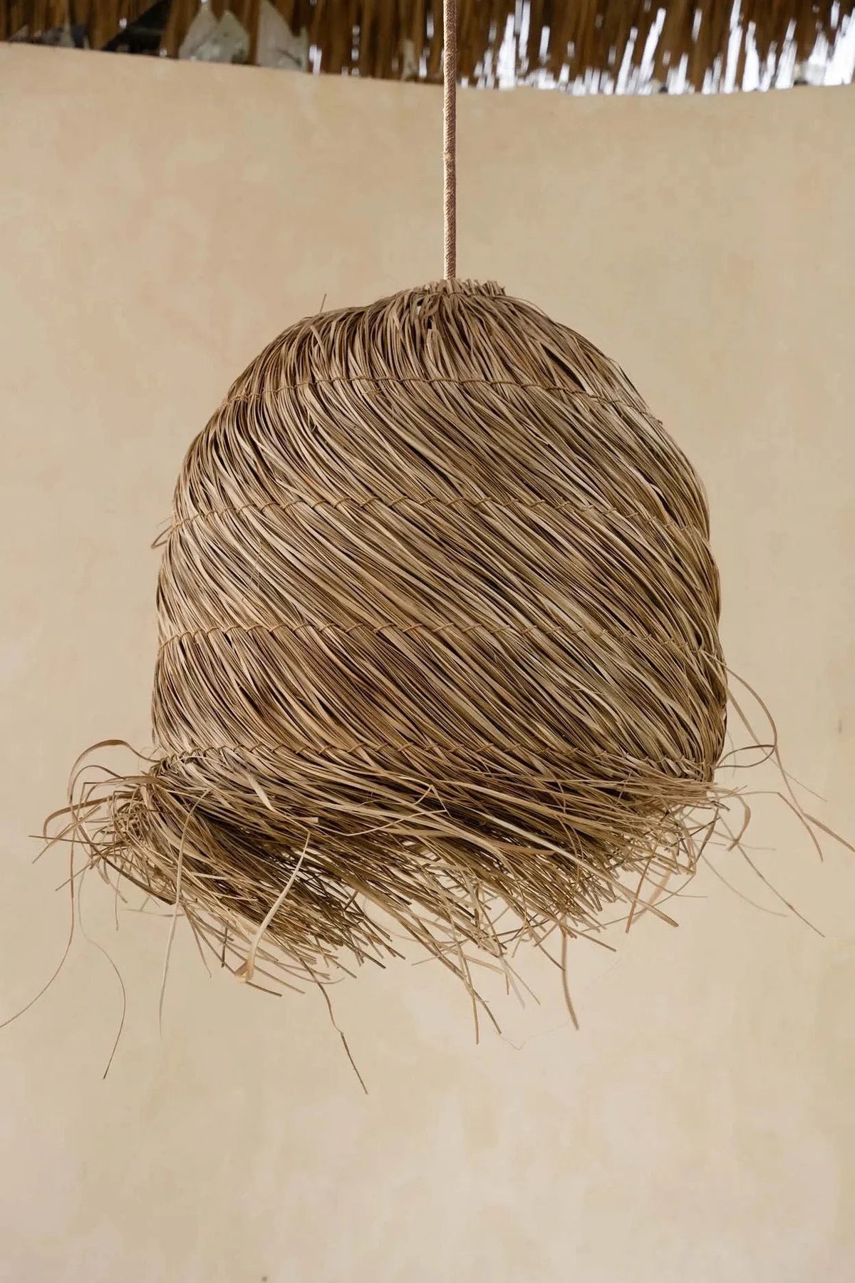 Luminaire suspendu en paille tressée naturelle ronde avec bords effilochés Ø50 cm