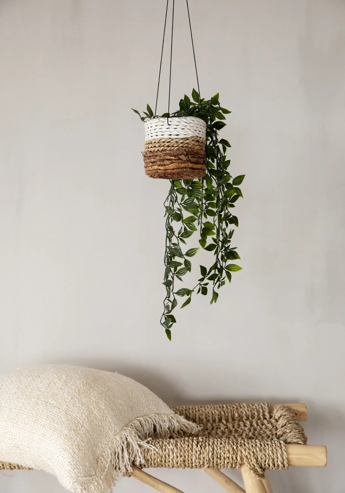 Suspension plante en feuilles de bananier blanc et jonc de mer avec plante grimpante