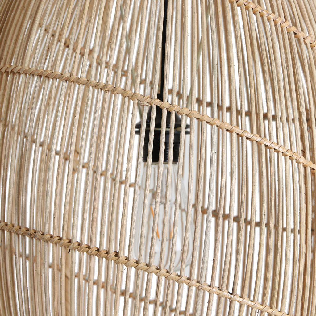 Suspension en rotin naturel ovale ajourée Ø40xH60 cm avec verre clair