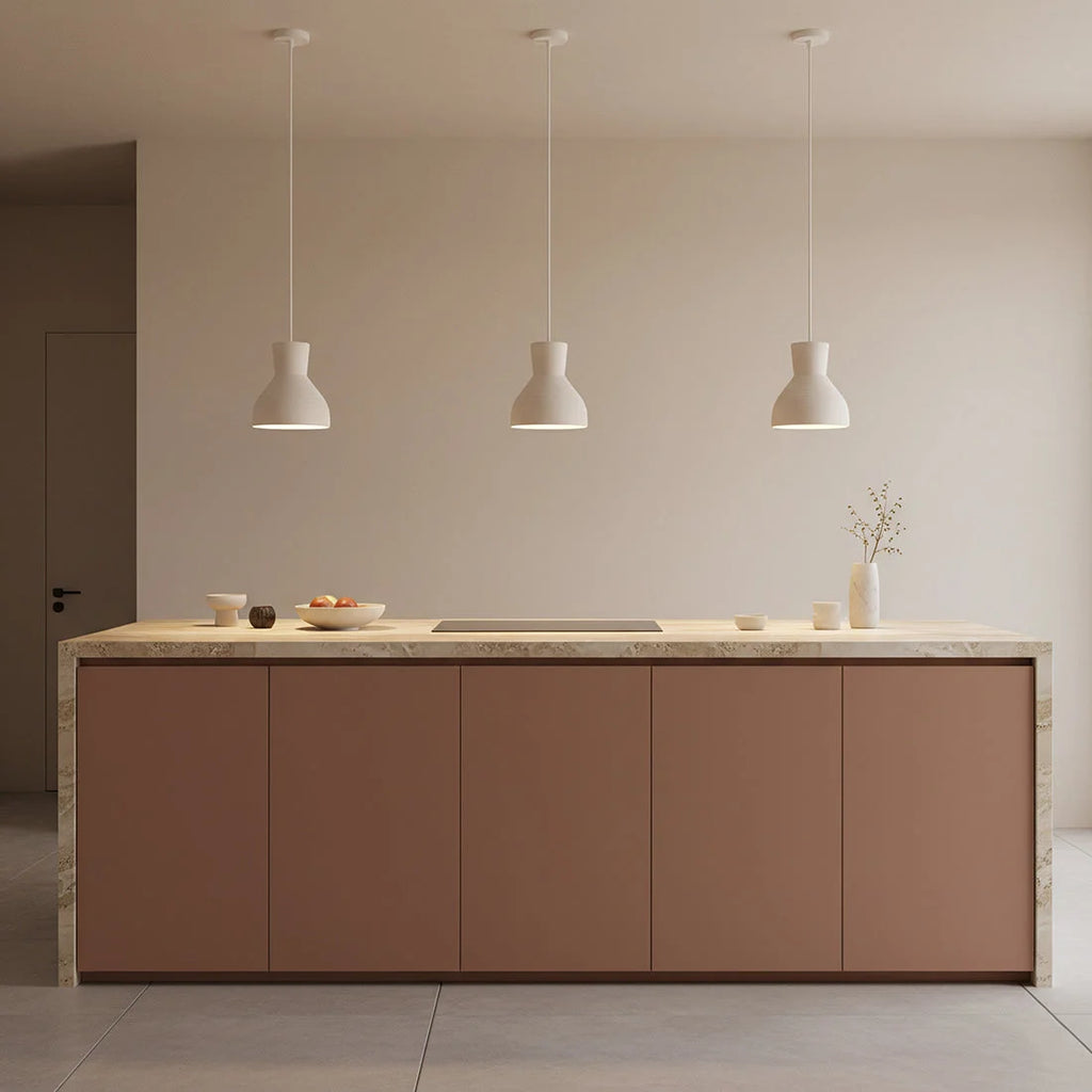 Suspension sablier texturée blanc cassé au-dessus îlot cuisine moderne