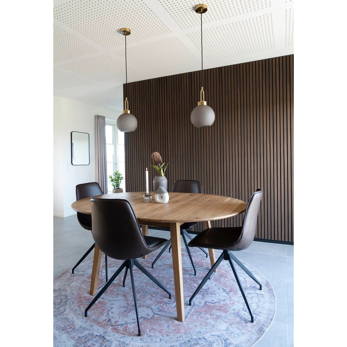 Table ronde en bois avec pieds en métal noir et chaises assorties