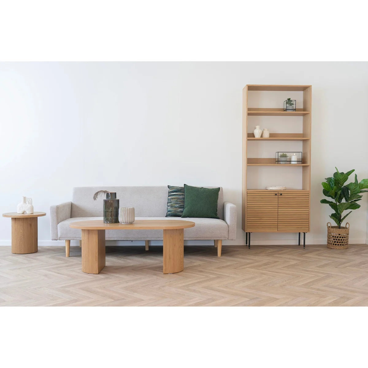 Canapé en tissu gris clair, pieds cylindriques en bois, table basse ovale assortie 120x60 cm
