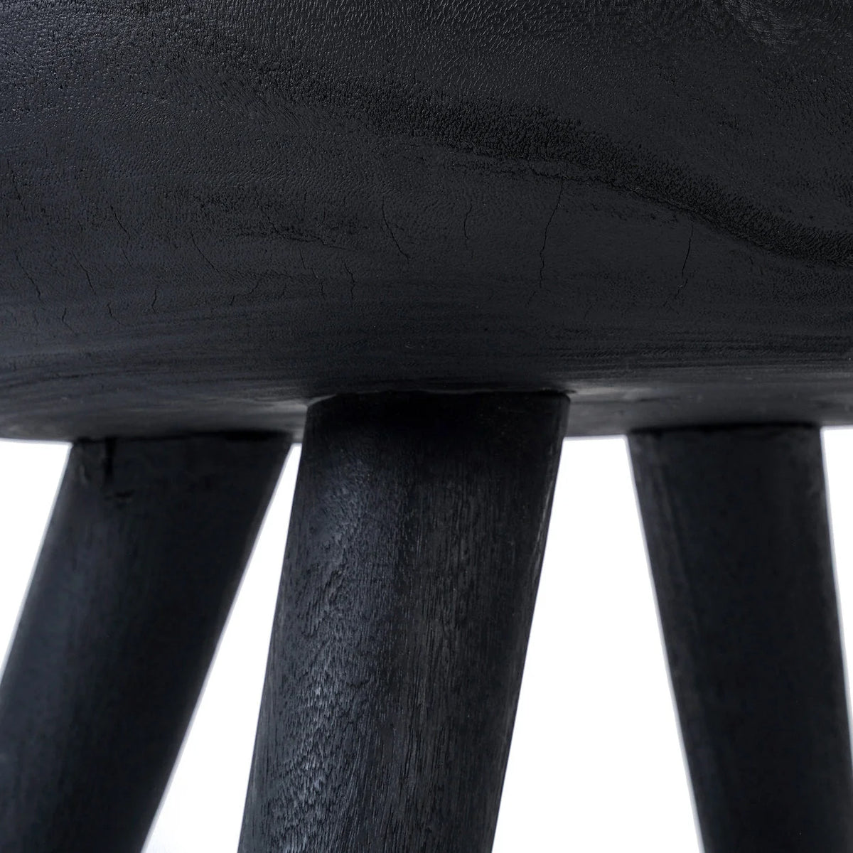 Table basse ronde en bois noir texturé – Ø78 cm