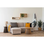 Canapé sectionnel beige avec chaise longue et coussins, table basse ronde en chêne Ø70 cm