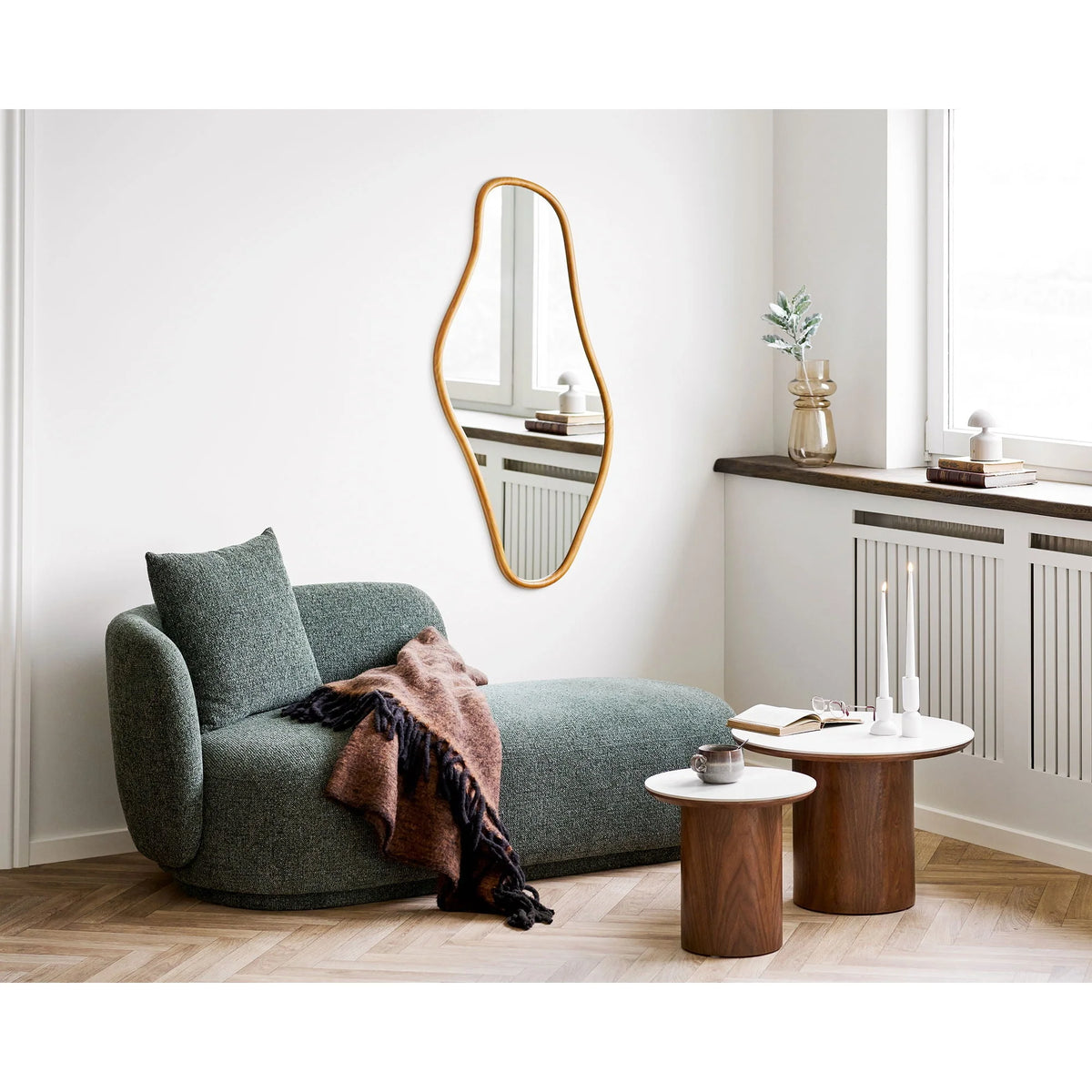 Chaise lounge verte texturée avec effet marbre blanc et bois noyer