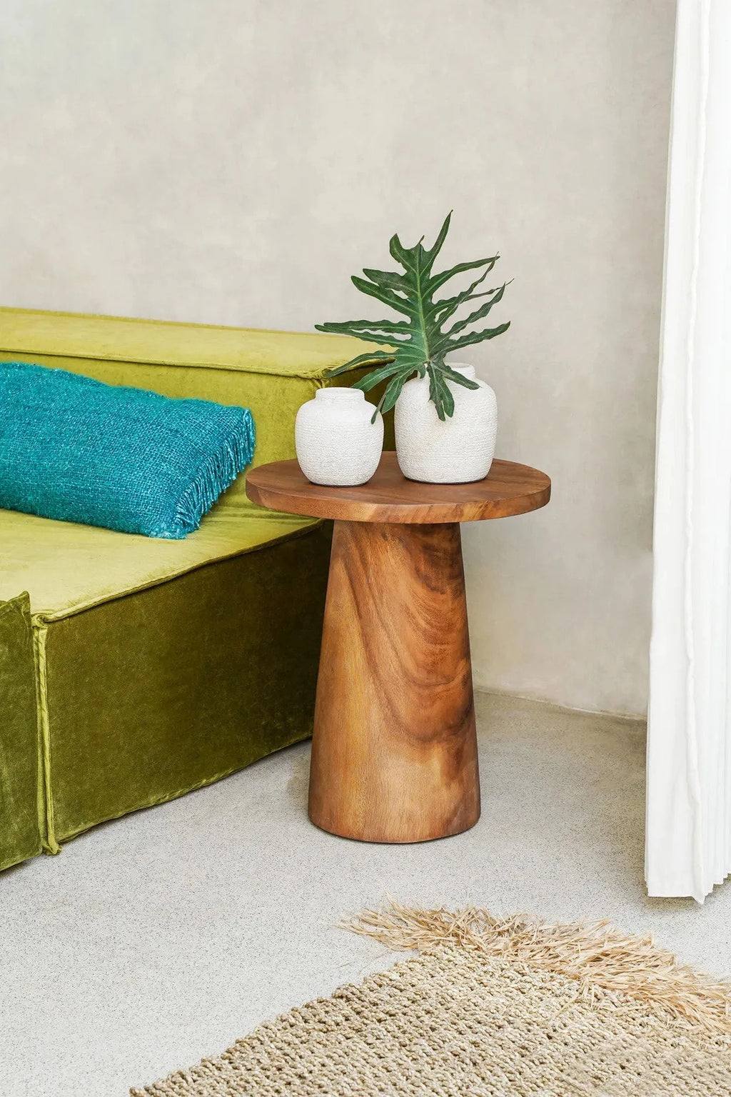 Table d’appoint conique en bois de munggur avec plateau rond naturel Ø50xH57 cm