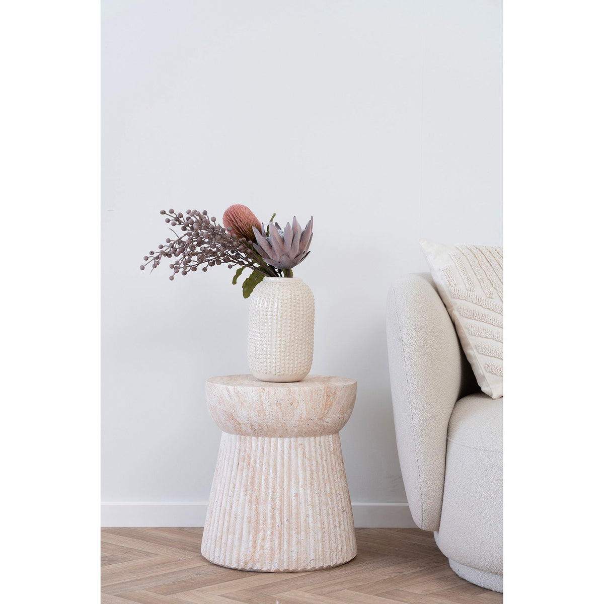 Vase céramique ivoire texturé rainuré avec proteas violettes séchées